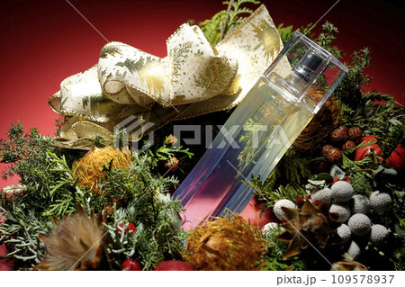 手作りクリスマスリースと香水 109578937