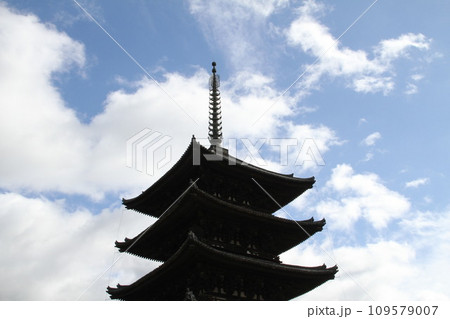 奈良興福寺の晩秋の風景 109579007