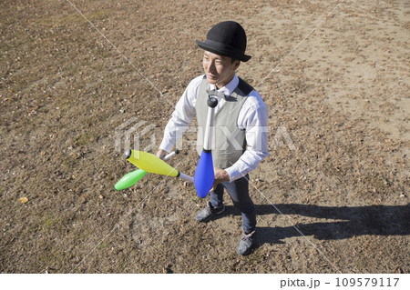 ジャグリングをする男性イメージ 109579117