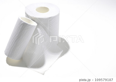 使いかけのトイレットペーパーと新しいトイレットペーパー 109579187