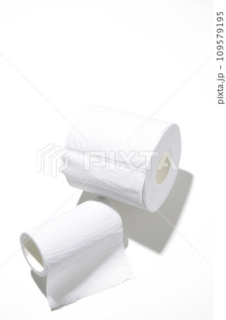 使いかけのトイレットペーパーと新しいトイレットペーパー 109579195