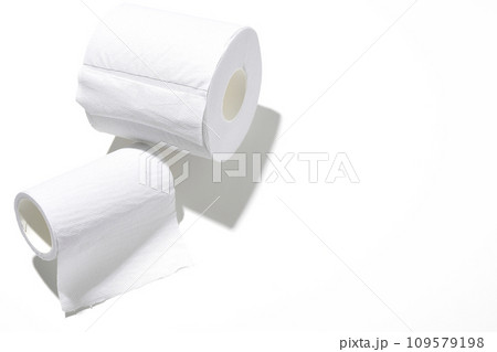 使いかけのトイレットペーパーと新しいトイレットペーパー 109579198