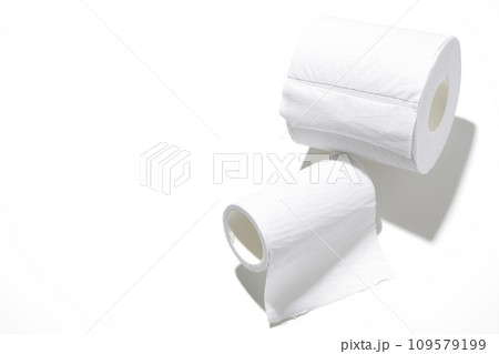 使いかけのトイレットペーパーと新しいトイレットペーパー 109579199