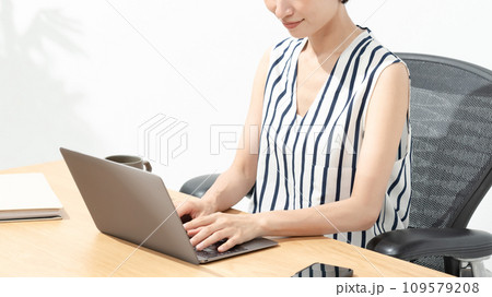 オフィスで働く若い女性 109579208