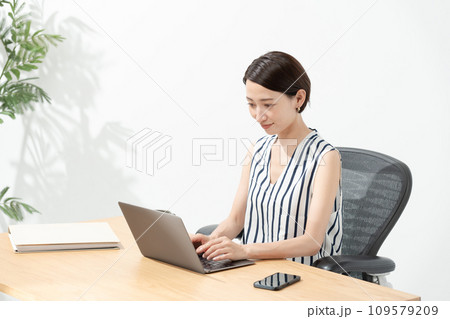 オフィスで働く若い女性 109579209