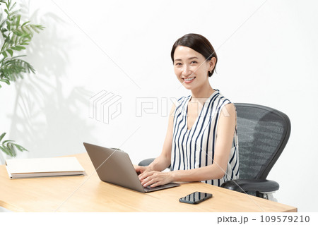オフィスで働く若い女性 109579210