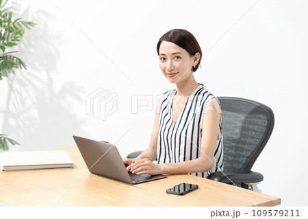 オフィスで働く若い女性 109579211
