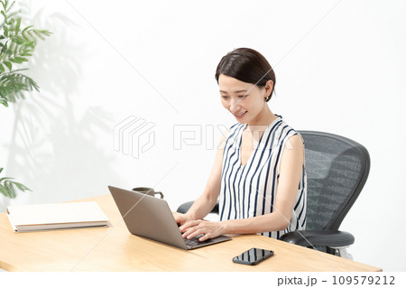 オフィスで働く若い女性 109579212