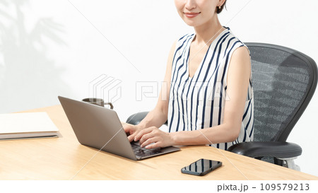オフィスで働く若い女性 109579213