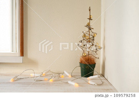 綺麗な金色のクリスマスツリーとキャンドル形ライト【クリスマス】 綺麗な金色のクリスマスツリーとキャンドル形ライト【クリスマス】 109579258
