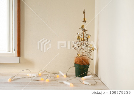 綺麗な金色のクリスマスツリーとキャンドル形ライト【クリスマス】 綺麗な金色のクリスマスツリーとキャンドル形ライト【クリスマス】 109579259