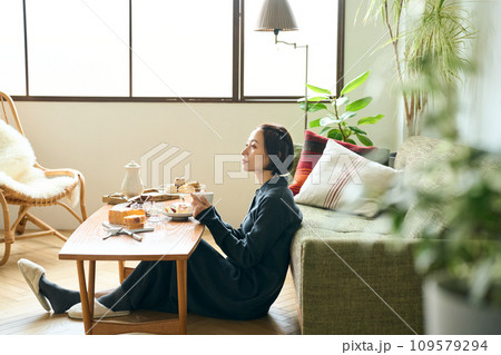リビングで寛ぐ女性 109579294