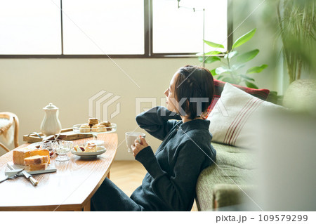 リビングで寛ぐ女性 109579299