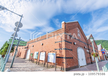 北海道函館市　人気の観光名所　金森赤レンガ倉庫 109579386