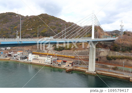 しまなみ海道 新尾道大橋と下を通る国道2号&山陽本線115系列車 しまなみ海道 新尾道大橋と下を通る国道2号&山陽本線115系列車 109579417