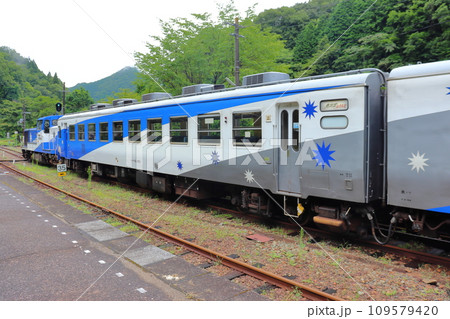 備後落合駅で停車する木次線　奥出雲おろち号  機関車とトロッコ控え客車  109579420