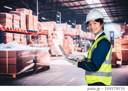 物流倉庫で在庫の管理をする男性作業員 物流倉庫で在庫の管理をする男性作業員 109579550