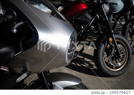 バイクツーリング 並んだ駐車中のバイク a-1 バイクツーリング 並んだ駐車中のバイク a-1 109579627