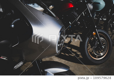 バイクツーリング 並んだ駐車中のバイク　a-2 高コントラストマット感 109579628