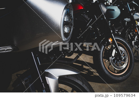 バイクツーリング 並んだ駐車中のバイク　b-2 高コントラストマット感 109579634