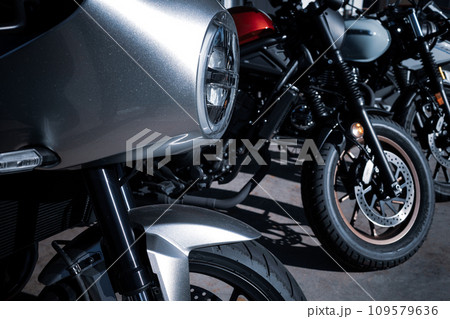 バイクツーリング 並んだ駐車中のバイク　b-4 クールカラー 109579636