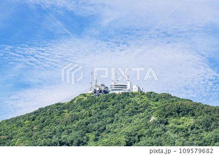 北海道函館市 晴天の函館山山頂展望台と函館山ロープウェイ山頂駅 北海道函館市 晴天の函館山山頂展望台と函館山ロープウェイ山頂駅 109579682