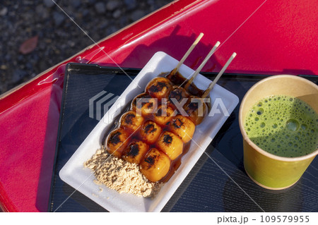 秋の京都 今熊野観音寺 みたらし団子と抹茶 秋の京都 今熊野観音寺 みたらし団子と抹茶 109579955