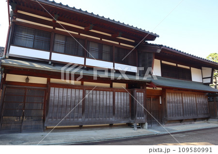 青空と日本家屋の町並みの風景 青空と日本家屋の町並みの風景 109580991