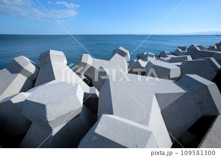 テトラポットがある青い海の海岸線と港 テトラポットがある青い海の海岸線と港 109581300