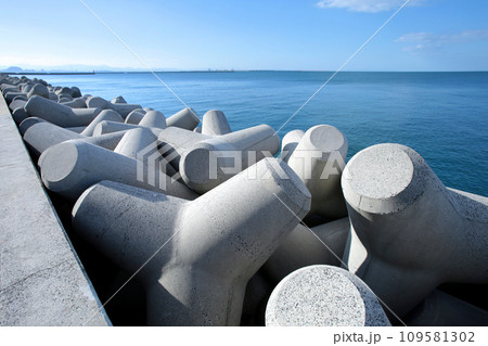 テトラポットがある青い海の海岸線と港 テトラポットがある青い海の海岸線と港 109581302