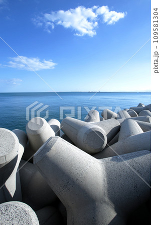 テトラポットがある青い海の海岸線と港 109581304