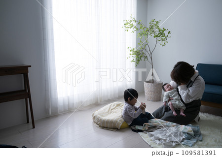 育児で頭を抱え悩むママ 産後鬱やストレスのイメージ 子育てでワンオペは大変 育児で頭を抱え悩むママ 産後鬱やストレスのイメージ 子育てでワンオペは大変 109581391