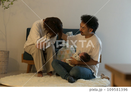 赤ちゃんの夜泣き対応をする疲れた夫婦 泣き止まない	 109581396