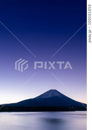 富士山_本栖湖から見る夜明けの風景 109581858
