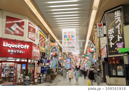 お正月の飾り付けがされた商店街（大須商店街、万松寺通　名古屋市 中区） 109581918