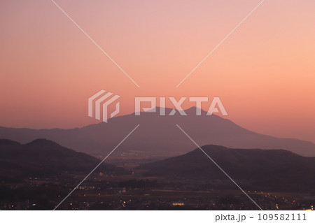 夕暮れの筑波山 109582111