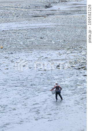 鮎釣りを楽しむ男性のイメージ 鮎釣りを楽しむ男性のイメージ 109582126
