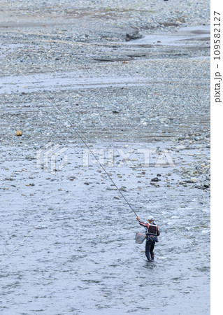 鮎釣りを楽しむ男性のイメージ 109582127