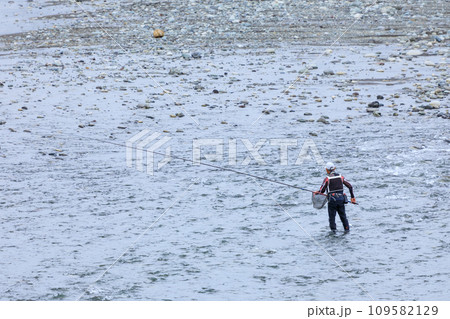 鮎釣りを楽しむ男性のイメージ 鮎釣りを楽しむ男性のイメージ 109582129