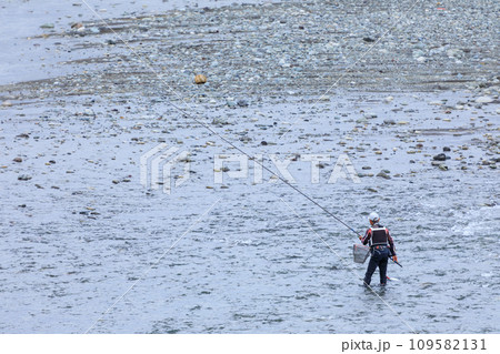 鮎釣りを楽しむ男性のイメージ 109582131