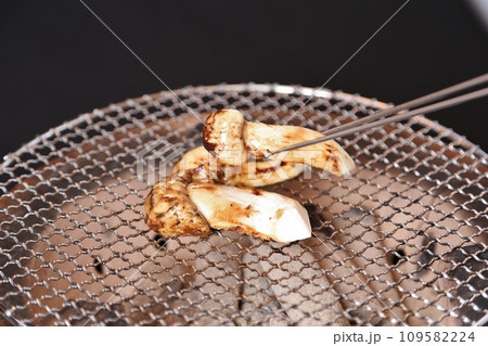 七輪で焼く松茸 109582224