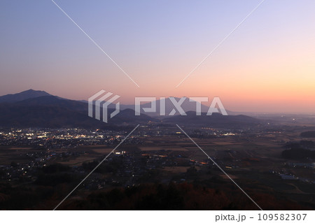 日の入りの筑波山 109582307