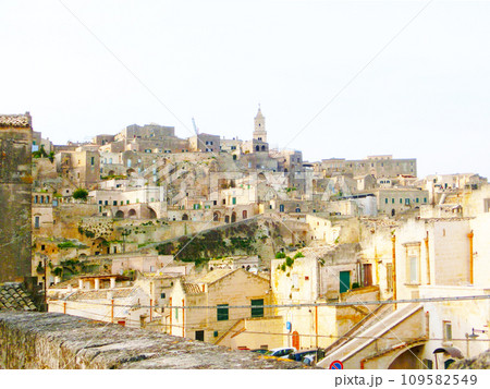 イタリア南部マテーラの洞窟住居群 109582549