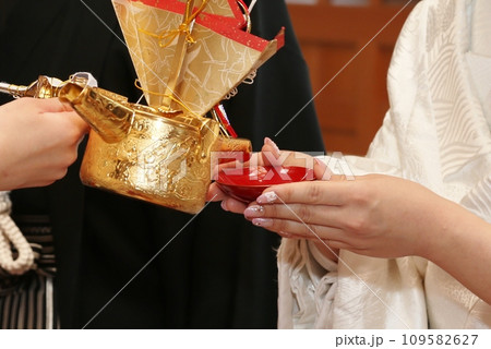 三三九度を受ける花嫁 三三九度を受ける花嫁 109582627