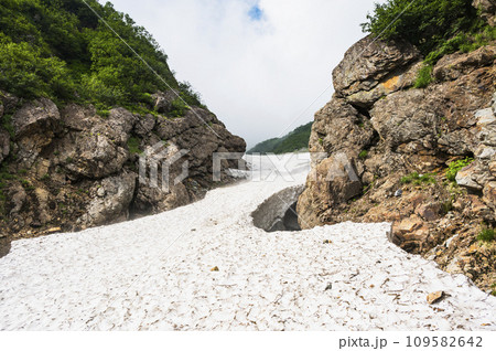 針ノ木雪渓の通称「ノド」 109582642