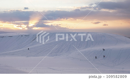 鳥取砂丘の雪景色 鳥取砂丘の雪景色 109582809