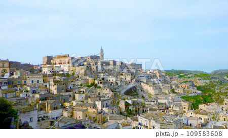イタリア南部マテーラの洞窟住居群 109583608