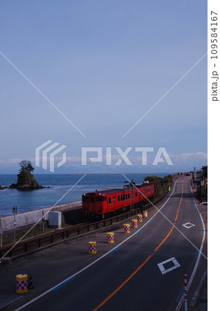 海沿いを走る電車 109584167