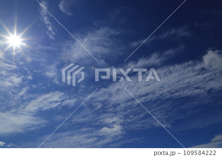 青空に浮かぶ雲 109584222