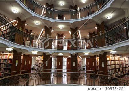 フィンランド・ヘルシンキ　国立図書館・蔵書室 109584264